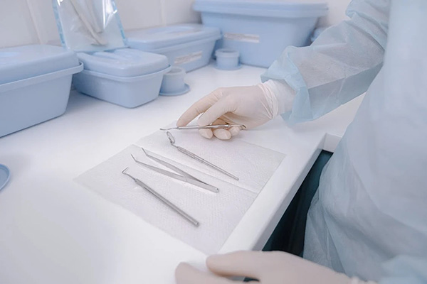 當出現(xiàn)穿刺后頭痛等并發(fā)癥時，是否與穿刺包的材質(zhì)或組件有關(guān)？